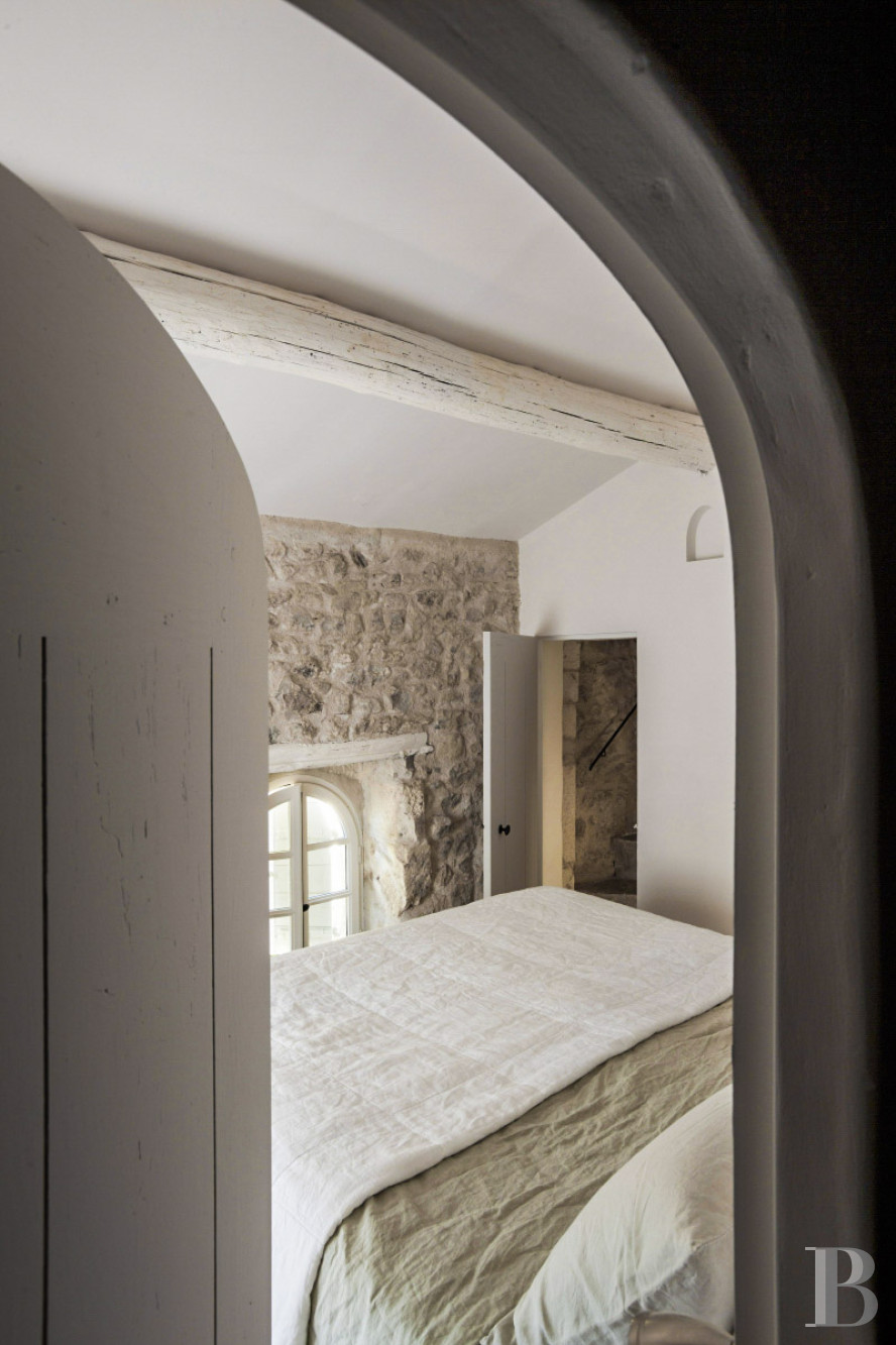 Dans les Bouches-du-Rhône, entre Avignon et Arles, une maison de village des 13e et 14e siècles - photo  n°14